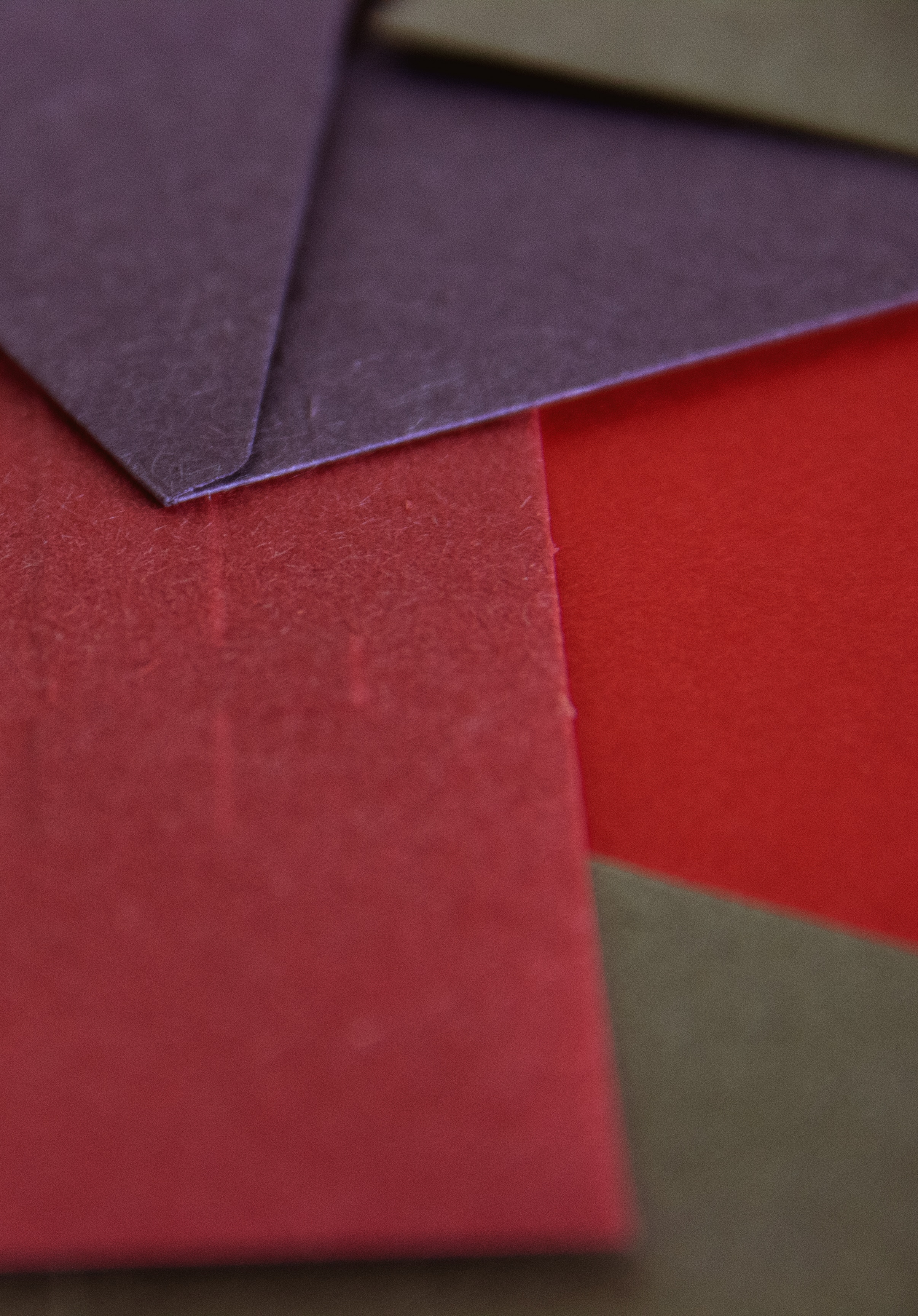 Enveloppe colorée et papier personnalisé pour identité de marque.