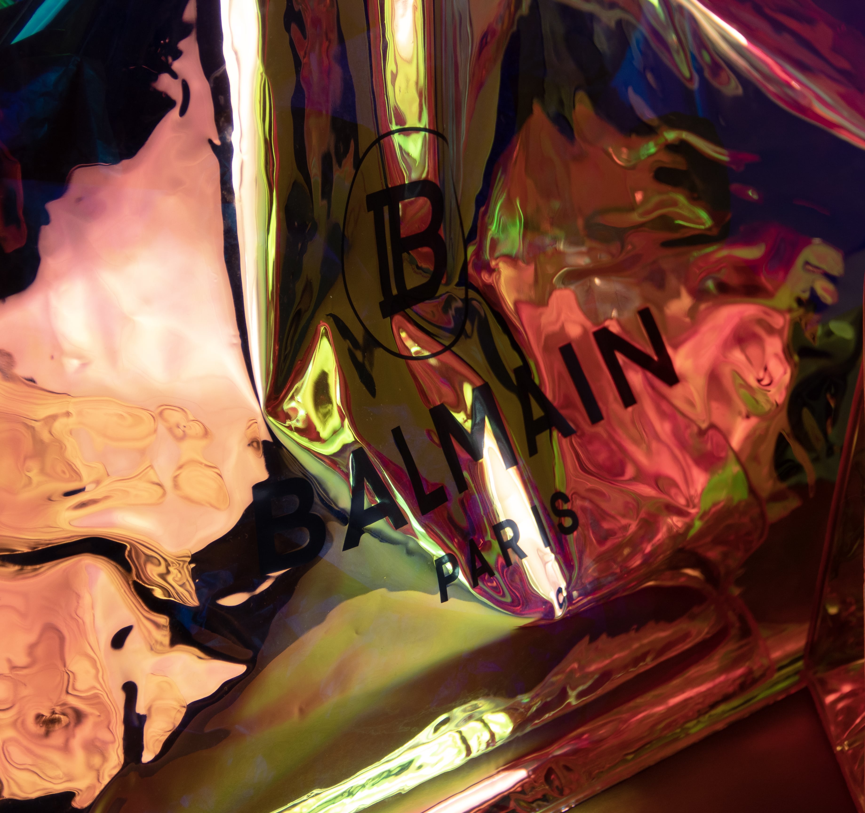 Sac en plastique iridescent Balmain.