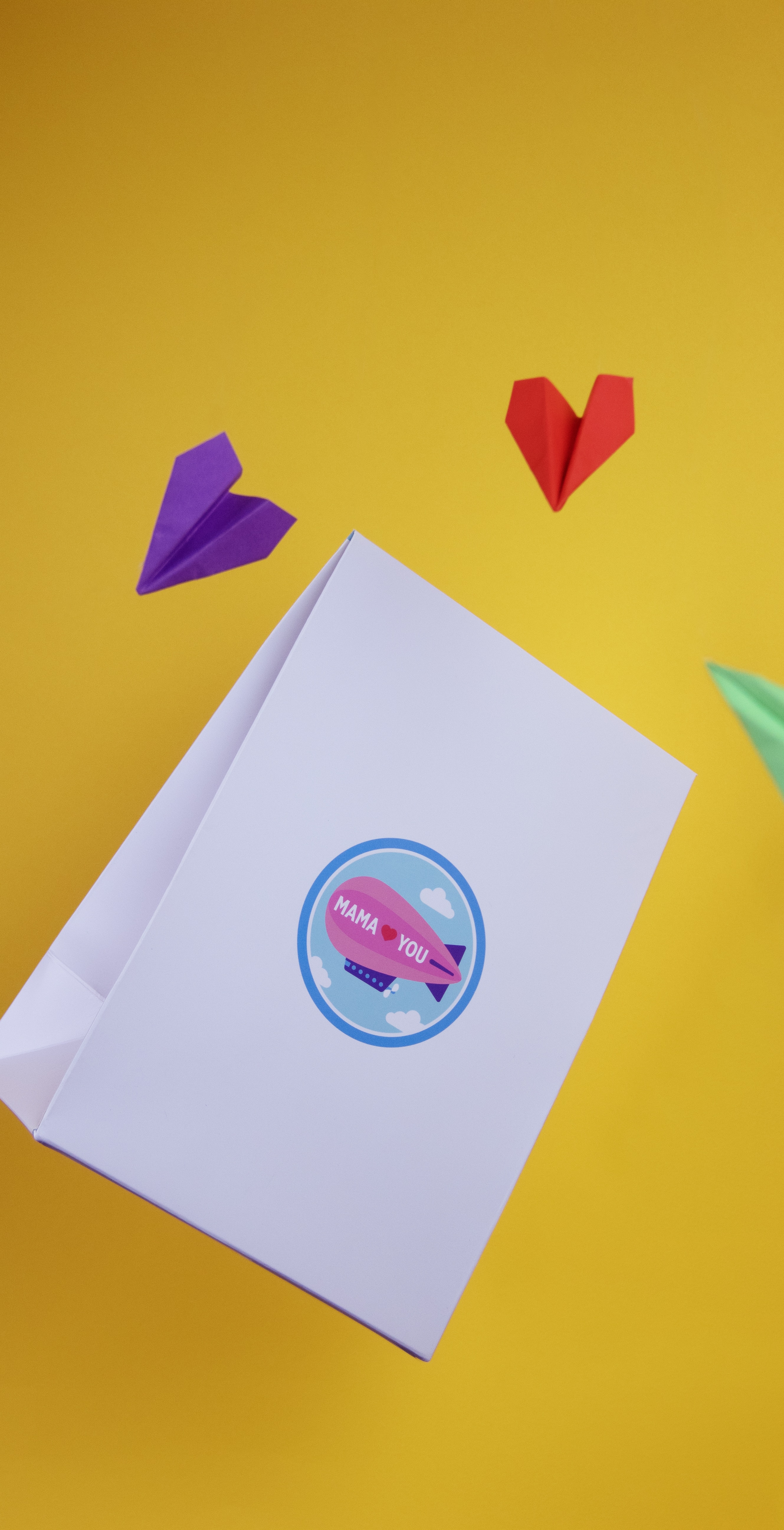 Pochette en papier Mama Shelter avec petits avions colorés.