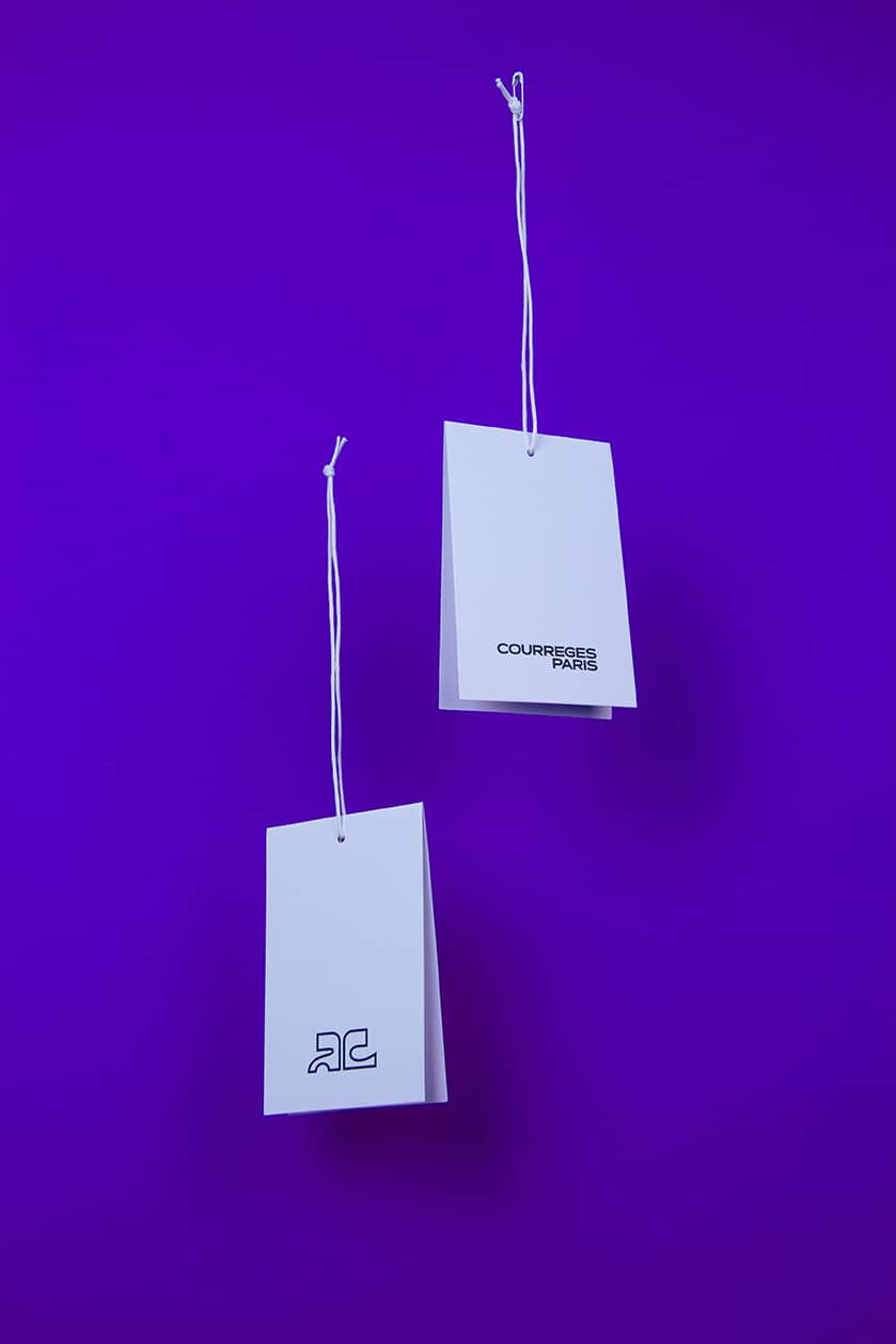 Hangtag en papier de la marque Courrèges avec cordelette blanche.
