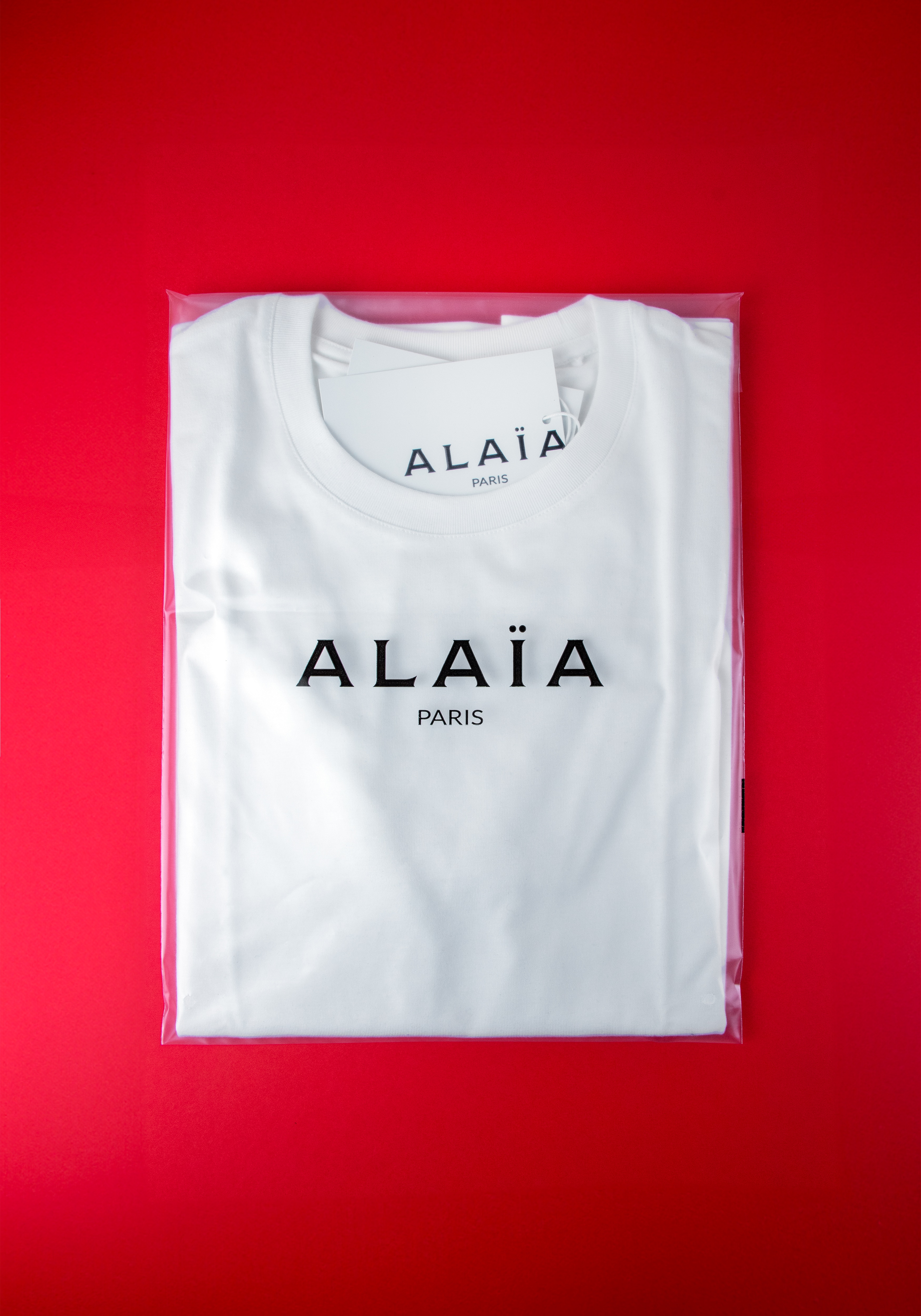 Sac plastique transparent pour vêtement, avec bande adhésive, 100% plastique recyclé et recyclable.