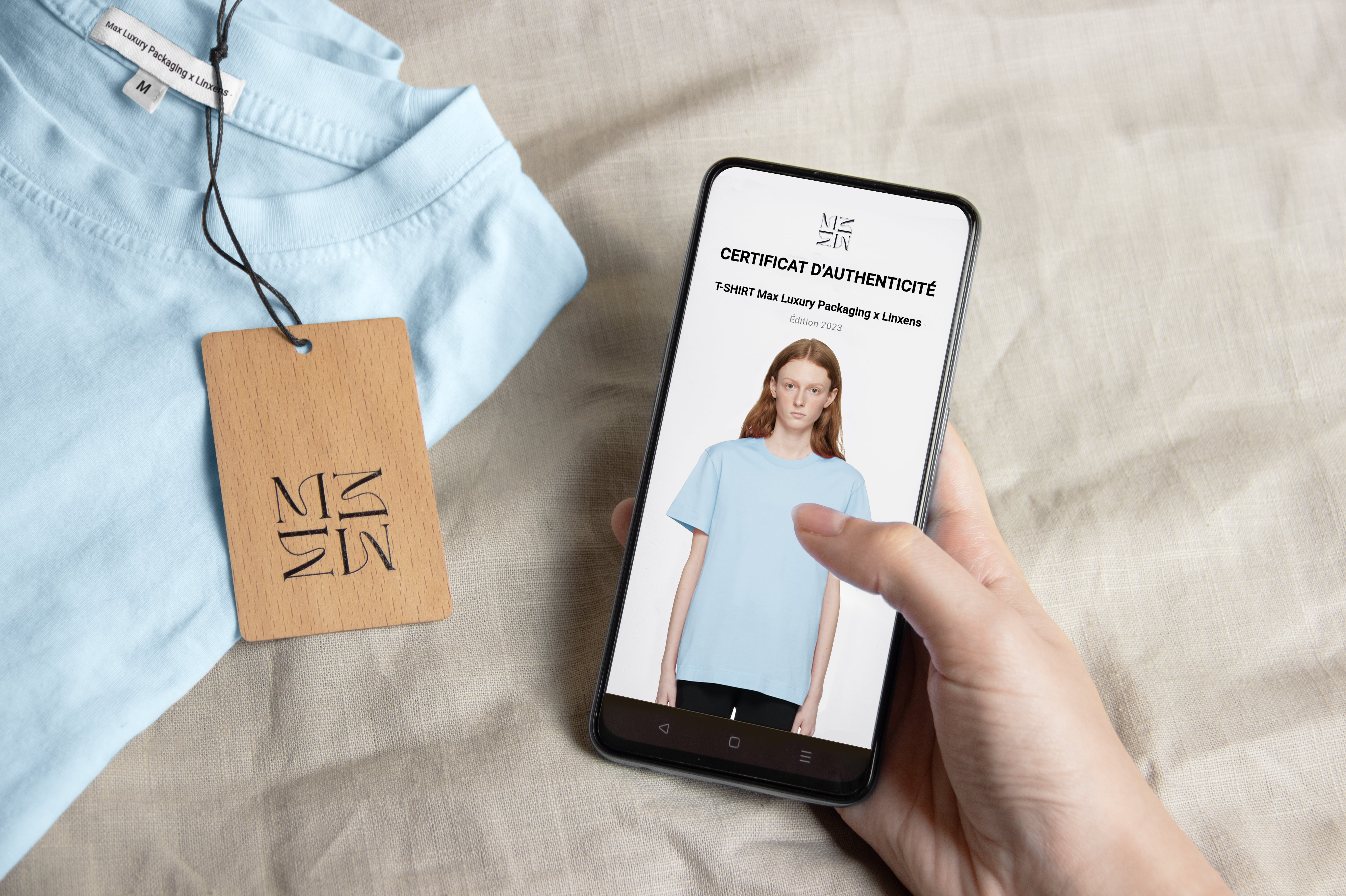 Hangtag connecté destiné au prêt-à-porter haut de gamme et permettant d'intégrer un certificat d'authenticité dans le packaging
