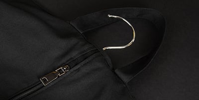 Housse vêtement avec zip en métal.